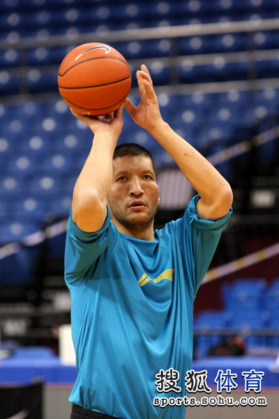 包含社区盾集结日再迎强敌，新疆广汇内部沟通，主帅态度：媒体盛赞，赛程密集仍需轮换的词条